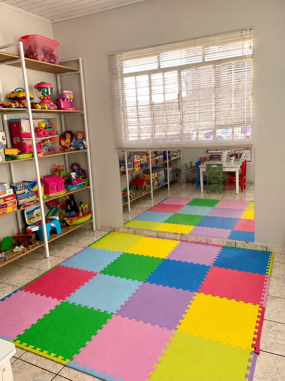 Espaço de atendimento infantil com brinquedos