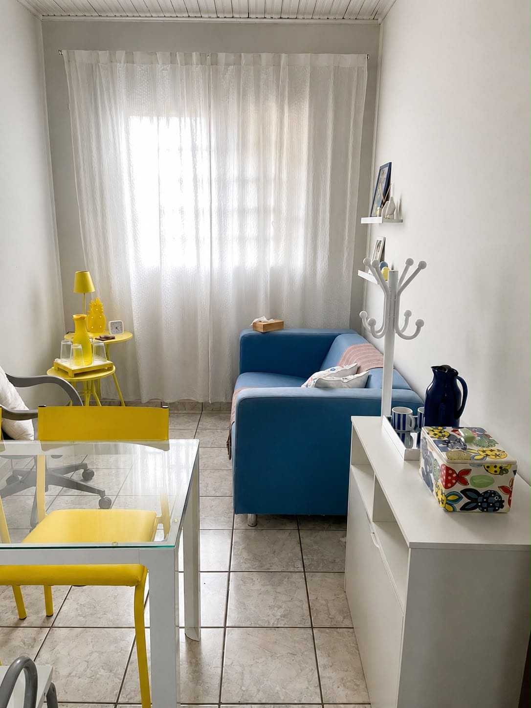Sala arejada com sofá azul