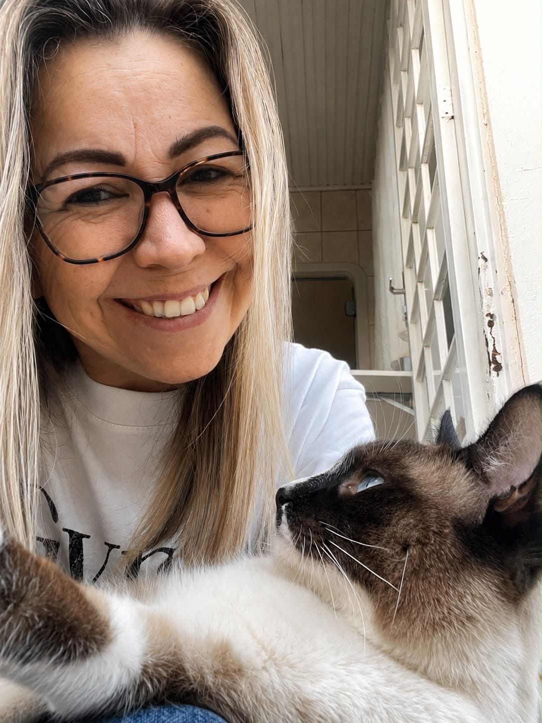 Ana Carolina com gato siamês no colo