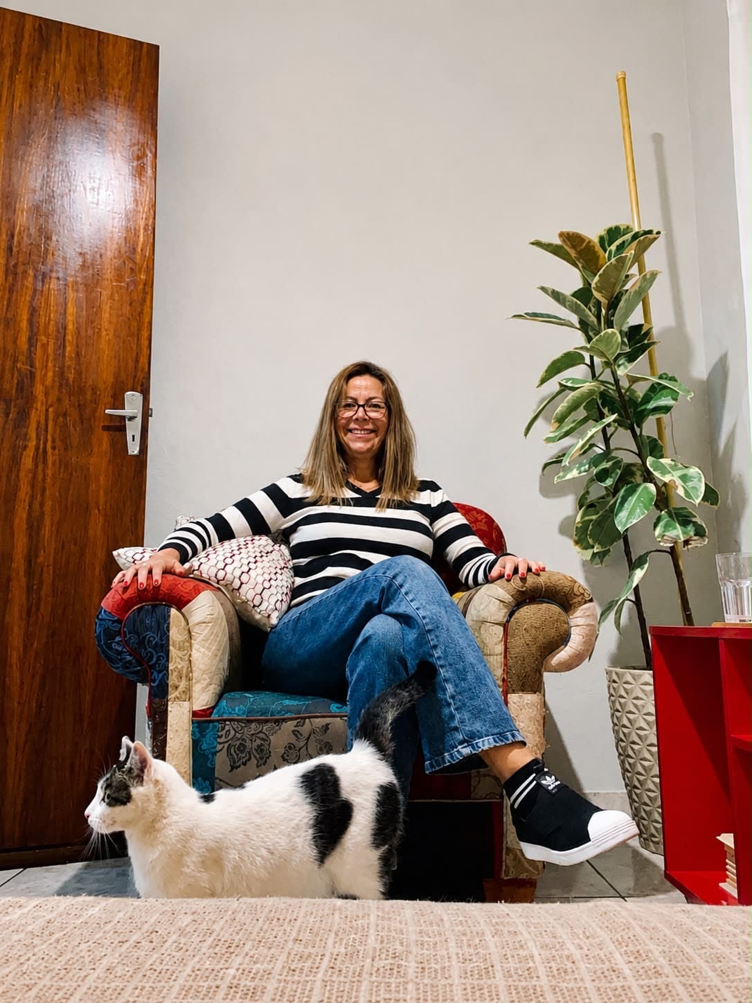 Ana Carolina na poltrona com gato ao lado